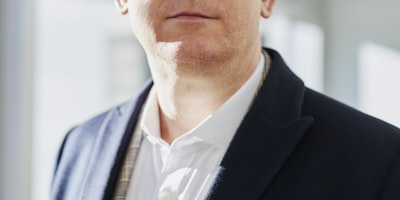 足球评论员张指导正在分析比赛战术